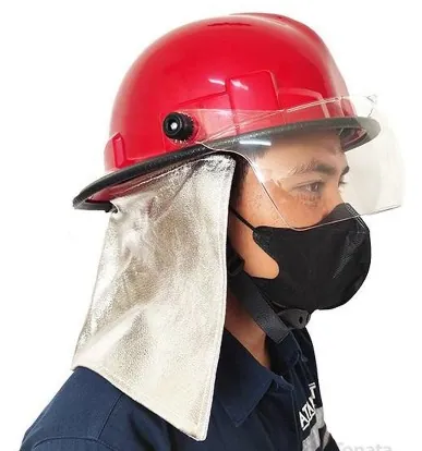 Helm pemadam kebakaran merah dengan pelindung wajah dan leher