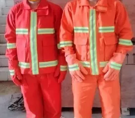 Pakaian pemadam kebakaran warna merah dan oranye dengan reflective tape
